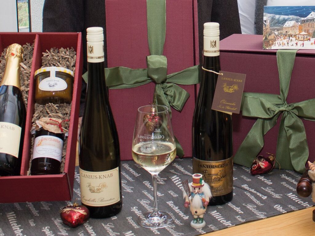 Geschenk-Pakete mit Wein und Weinleckereien