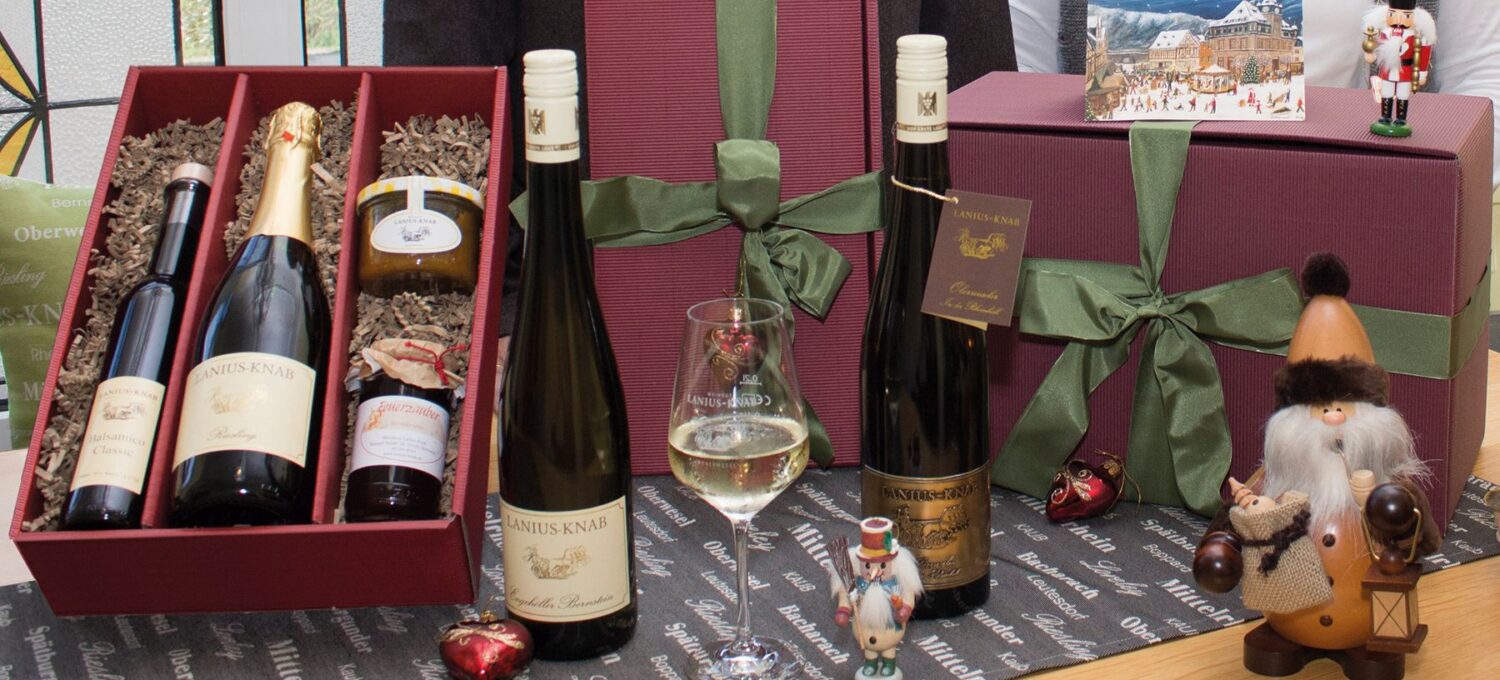 Geschenk-Pakete mit Wein und Weinleckereien
