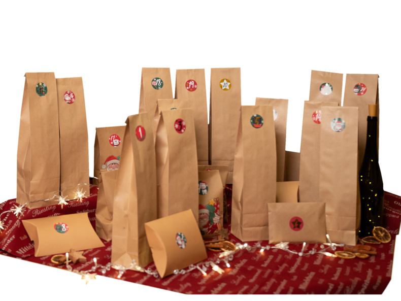 24 Geschenkpäckchen in Karftpapier verpackt mit Aufklebern mit Nummerierung und Weihnachtsmotiven