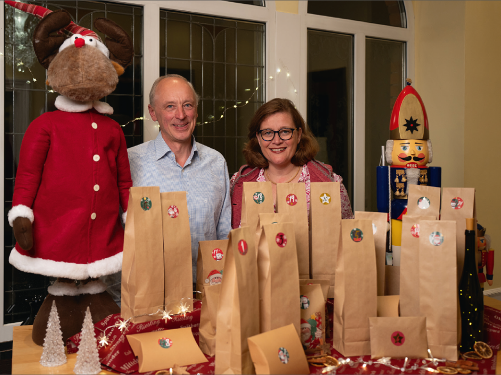 Anja und Jörg Lanius präsentieren den neuen Adventskalender