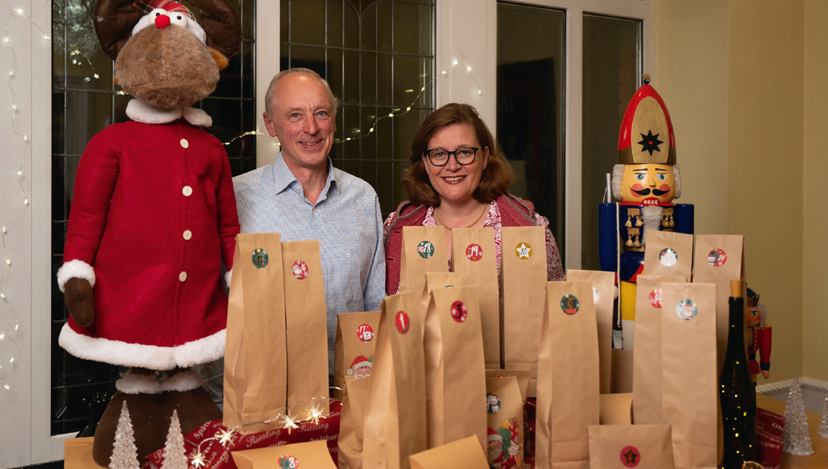 Anja und Jörg Lanius präsentieren den neuen Adventskalender