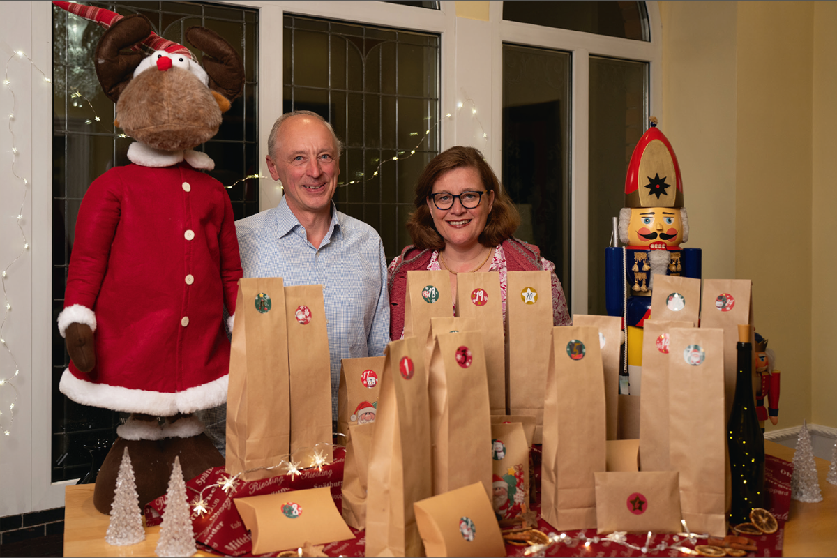 Anja und Jörg Lanius präsentieren den neuen Adventskalender