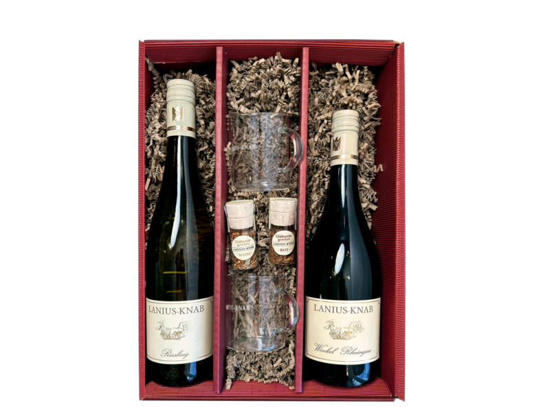 Geschenkkarton gefüllt mit 2 Flaschen Wein, 2 Glastassen und 2Gewürzgläschen