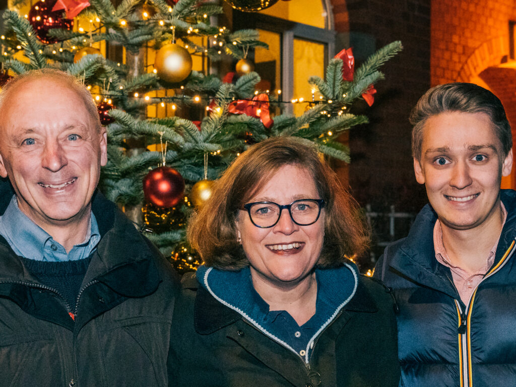 Familie Lanius vor dem Weihnachtsbaum