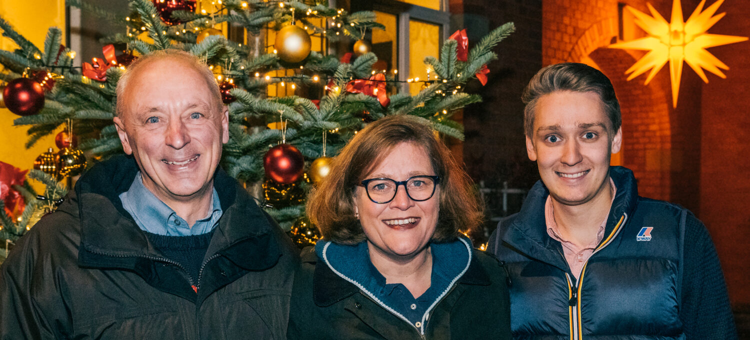 Familie Lanius vor dem Weihnachtsbaum