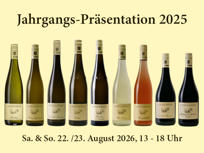 neun Weinflaschen von Riesling bis Spätburgunder