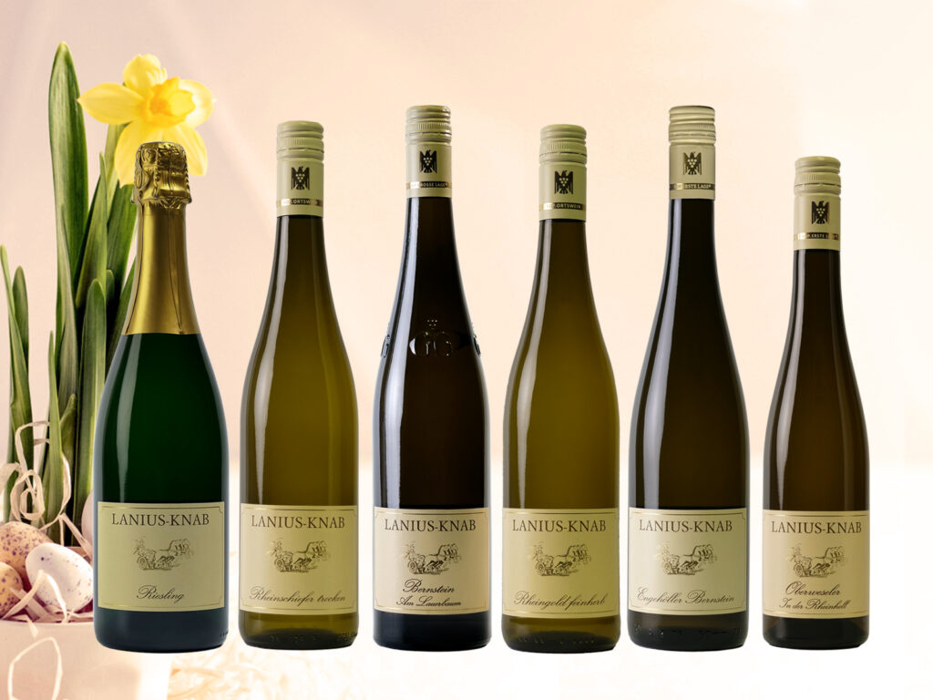 Weinflaschen und Osterdeko