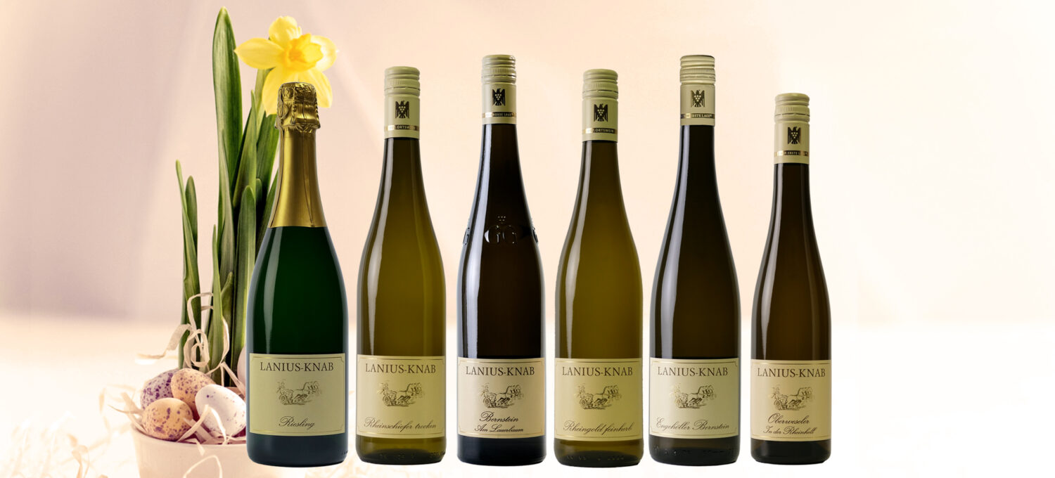 Weinflaschen und Osterdeko