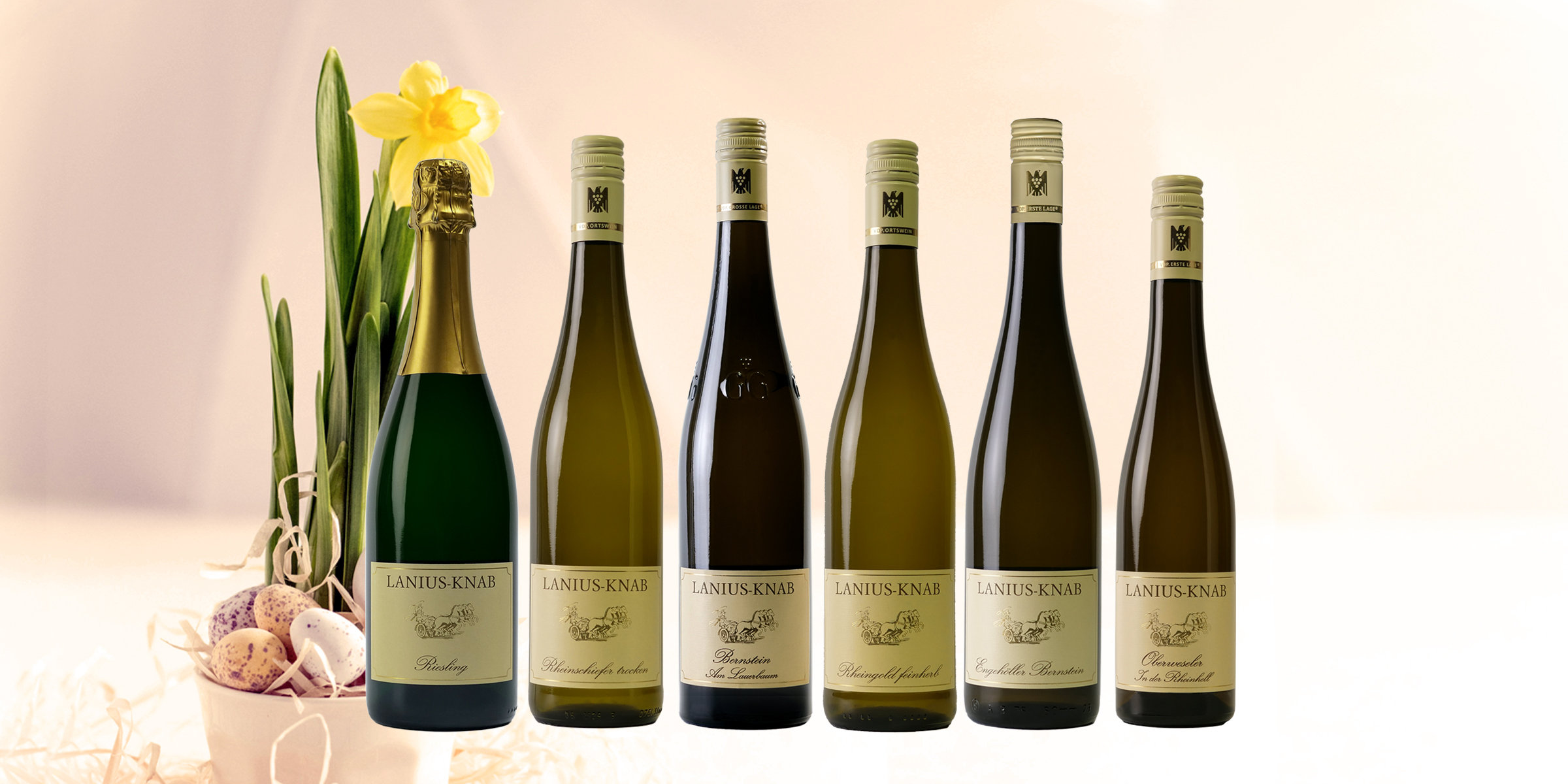 Weinflaschen und Osterdeko